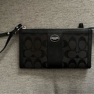 Coach Legacy Signature Zippy wristlet